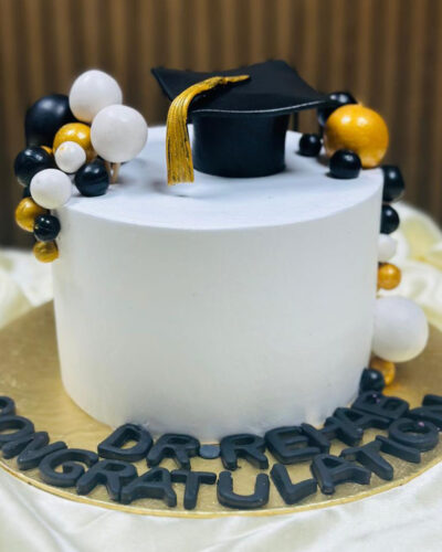 Degree Delight – Customized Graduation Cake
